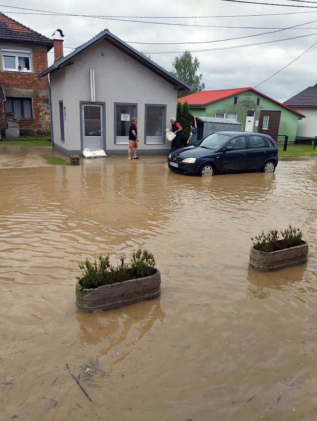НОВИ ГРАД, 12. ЈУНА /СРНА/ - У новоградском насељу Сводна бујице су поплавиле саобраћајницу а у насељу Петковац два домаћинства.