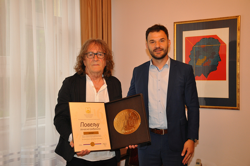 ПРИЈЕДОР, 12. ЈУНА / СРНА/- Градоначелник Приједора Слободан Јавор уручио је данас и званично Повељу почасног грађанина Приједора Сими Брдару српском пјеснику, историчару, сценаристи и режисеру, чувару истине и сјећања на Јасеновац и Доњу Градину.