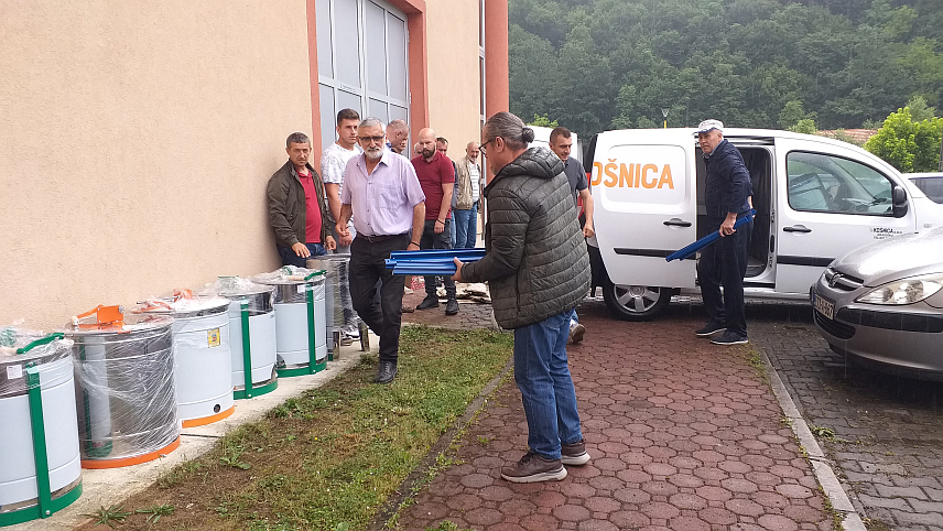 МИЛИЋИ, 12. ЈУНА /СРНА/ - На подручју општине Милићи подјелом врцаљки за пчеларе удружења "Матица", завршен је пројекат "Ублажавање климатских промјена и развој пчеларства" у вриједности 86.000 КМ, чији је циљ развој пчеларства на подручју ове локалне заједнице.