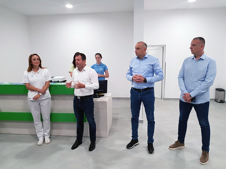 КОЗАРСКА ДУБИЦА, 12. ЈУНА /СРНА/ - Специјалну болницу за физикалну медицину и рехабилитацију "Мљечаница" данас је посјетило више од 40 чланова Удружења дијабетичара "Лотус" из Козарске Дубице да би се упознали о раду и дјеловању најсавременијих хипербаричних комора које у великој мјери могу помоћи обољелим од дијабетеса.