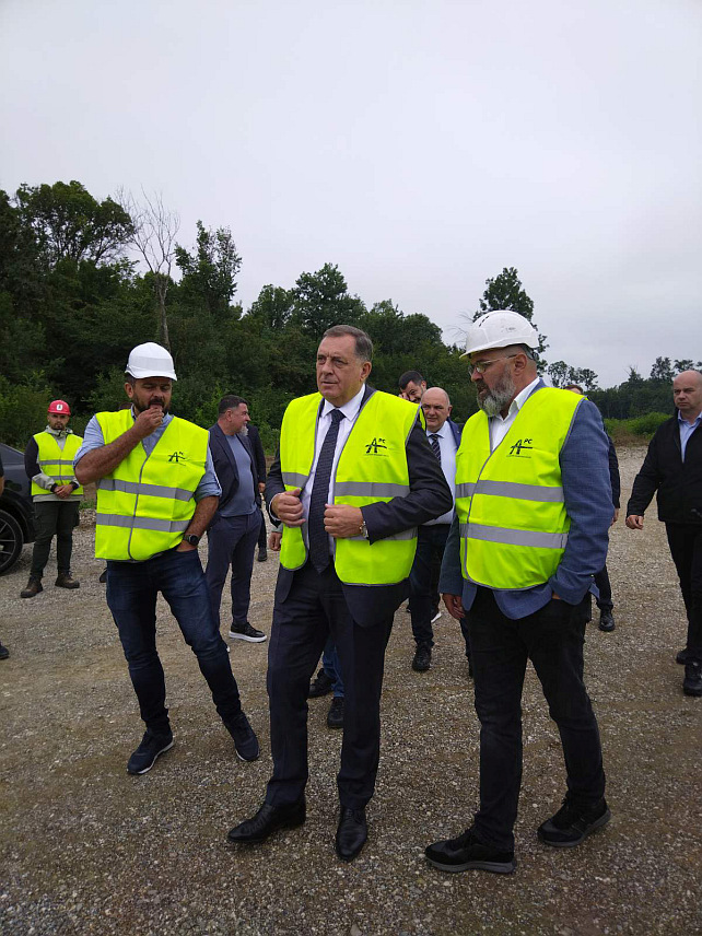 БИЈЕЉИНА, 12. ЈУНА /СРНА/ - Предсједник Републике Српске Милорад Додик током обиласка градилишта дионице аутo-пута Рача-Бијељина.