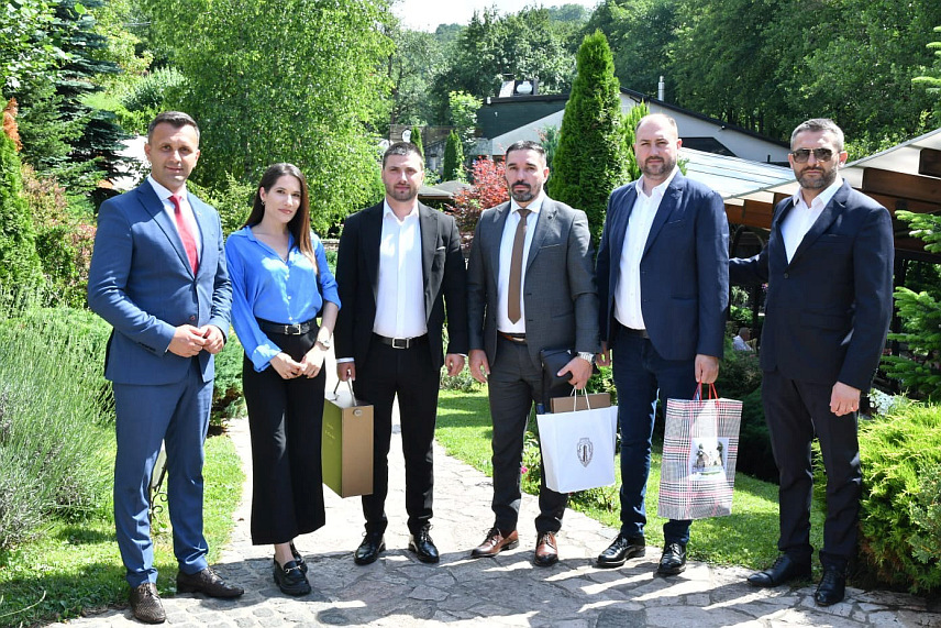 ИСТОЧНО САРАЈЕВО, 12. ЈУНА /СРНА/ - Руководство Општинске управе Источно Ново Сарајево уприличило је данас пријем за делегације братских општина и градова из Србије, Црне Горе, Словеније и српских општина из Федерације БиХ са којима је разговарано о ономе шта је урађено у претходном периоду, али и о планираним сарадњама.