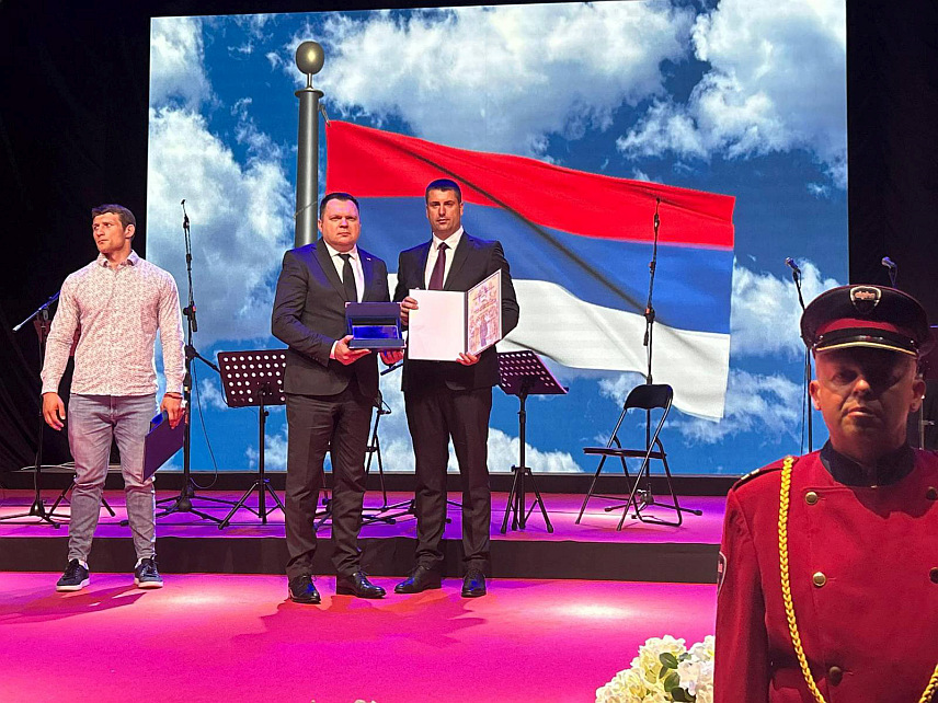 ИСТОЧНО НОВО САРАЈЕВО, 12. ЈУНА /СРНА/ - Добитници плакете општине Источно Ново Сарајево су и гинеколог у Дому здравља Наташа Ђерић Ракита, радиолог у Болници "Србија" Зорица Мирвић и директор "Топлана" Дејан Берјан.