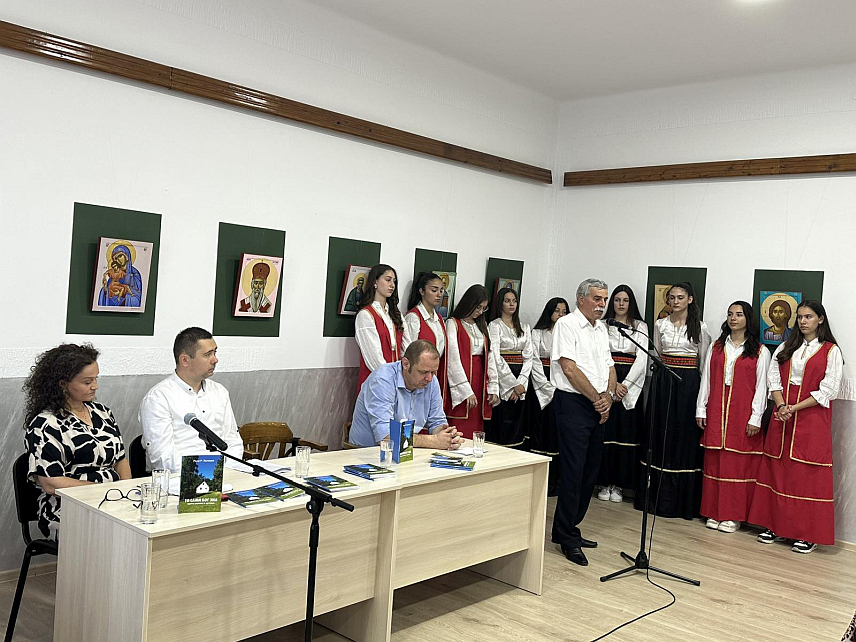 ФОЧА, 12. ЈУНА /СРНА/ - У Фочи је представљена књига "То сами Бог зна" аутора Радета Лаловића у којој је, између осталог, осликао и живот на селу некада.