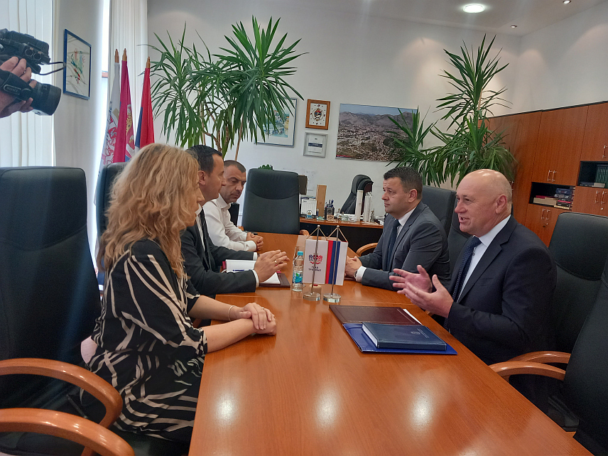 ТРЕБИЊЕ, 13. ЈУНА /СРНА/ - У Требињу је данас потписан меморандум о разумијевању у вези са завршетком изградње зграде са 15 станова, од којих је седам намијењено избјеглим и расељеним лицима.