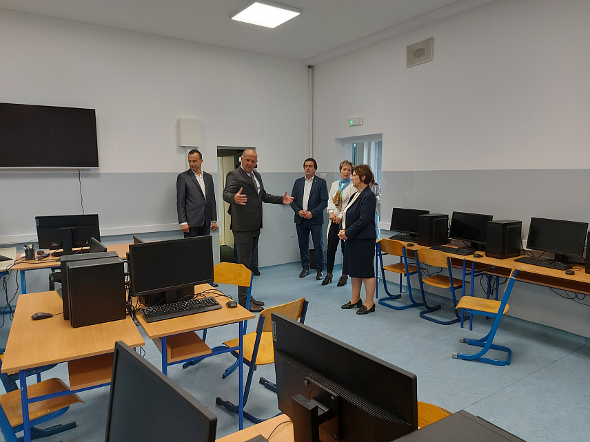 БАЊАЛУКА, 13. ЈУНА /СРНА/ - Министар просвјете и културе Републике Српске Жељка Стојичић током посјете Техничкој школи у Бањалуци.