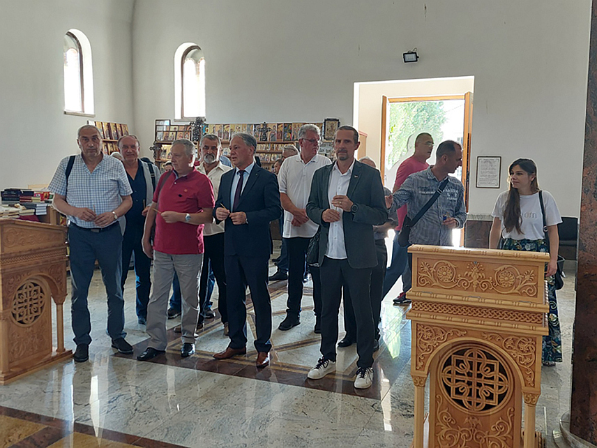 ВИШЕГРАД, 13. ЈУНА /СРНА/ - У Храму Светог цара Лазара у Андрићграду поводом обиљежавања Дана логораша Републике Српске - Спасовдана служен је помен преминулим логорашима.