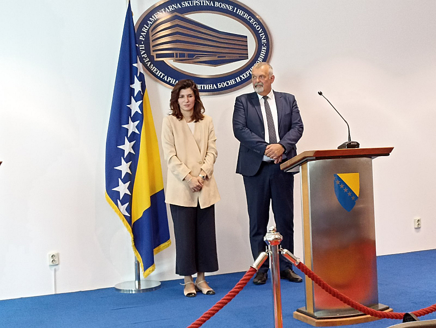 САРАЈЕВО, 13. ЈУНА /СРНА/ - Предсједавајући Одбора за спољну политику словеначког Државног збора Предраг Баковић и замјеник предсједавајућег Комисије за спољне послове Представничког дома Парламентарне скупштине БиХ Сабина Ћудић.