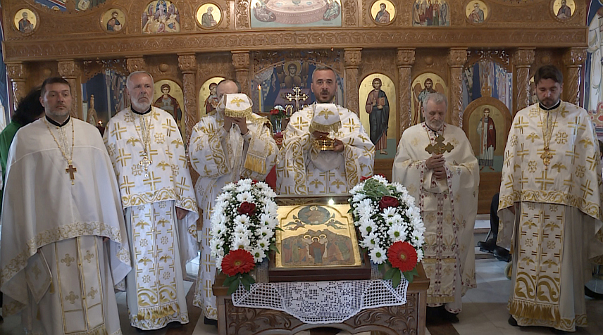 ИСТОЧНО НОВО САРАЈЕВО, 13. ЈУНА /СРНА/ - У Источном Новом Сарајеву јутрос су, поводом Спасовдана - крсне славе и Дана општине положени вијенци на Споменик "Слава српском борцу" и служена литургија у Цркви Светог великомученика Георгија у Миљевићима.