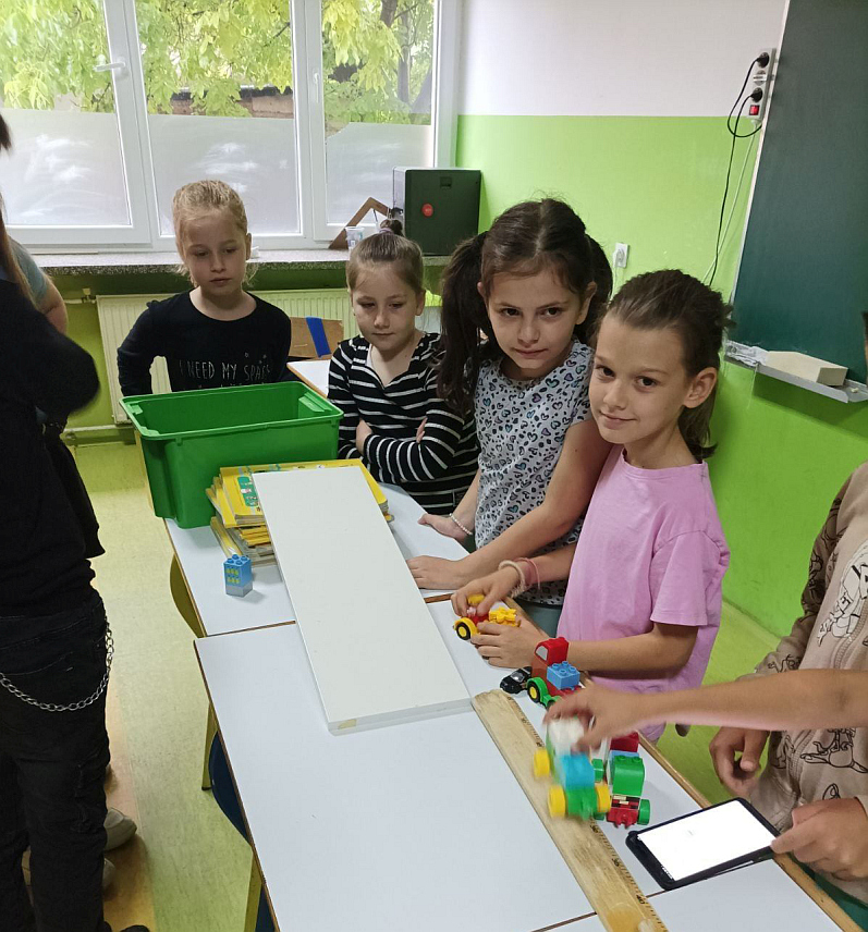 НОВИ ГРАД, 13. ЈУНА /СРНА/ - У Основној школи /ОШ/ "Свети Сава" Нови Град данас је уприличено дружење ученика другог разреда ове и ОШ "Двор" из Двора у Хрватској, на којем су заједно учили о првим корацима у физици.