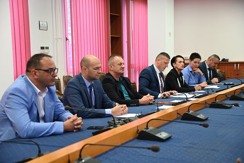 БАЊАЛУКА, 13. ЈУНА /СРНА/ - Чланови Независног одбора за избор директора Полиције Републике Српске обавили су данас интервју са два кандидата, актуелним директором Полиције Синишом Кострешевићем и актуелним директором Управе Министарства унутрашњих послова /МУП/ за полицијску подршку Владом Јованићем.