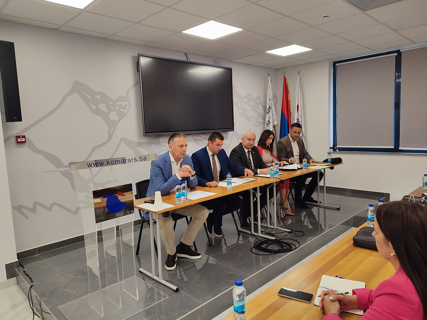 БАЊАЛУКА, 13. ЈУНА /СРНА/ - Министар трговине и туризма Републике Српске Денис Шулић и предсједник Подручне привредне коморе Бањалука Горан Рачић на састанку са представницима пружалаца услуга изнајмљивања возила, инспектората и Подручне привредне коморе Бањалука