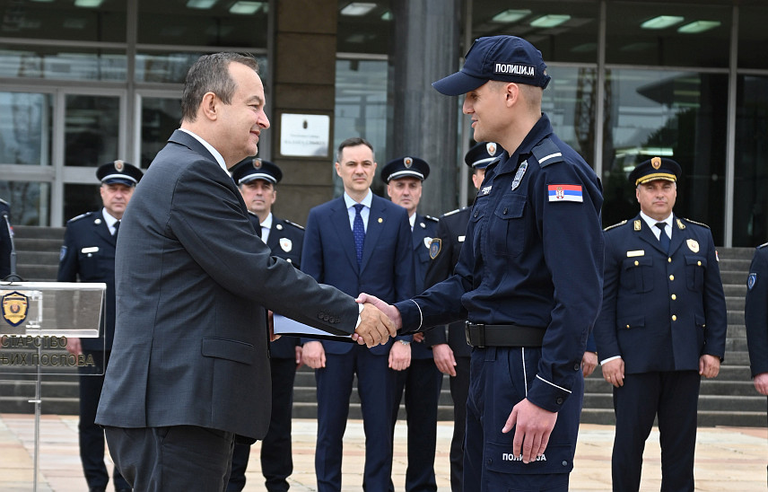 БЕОГРАД, 13. ЈУНА /СРНА/ - Министар унутрашњих послова Србије Ивица Дачић присуствовао је данас свечаној промоцији полазника 42. класе Центра за основну полицијску обуку, којима је поручио да су чувари мирног сна сваког грађанина и једна од најјачих стубова безбједности земље.