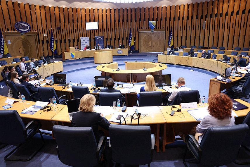 САРАЈЕВО, 13. ЈУНА /СРНА/ - Заједничка комисија за одбрану и безбједност БиХ и Центар за безбједносну сарадњу су, по завршетку дводневног Годишњег састанка представника комисија за одбрану и безбједност парламената Југоисточне Европе, усвојили заједничко саопштење упркос дисонантним тоновима међу учесницима током расправа у првом радном дану.