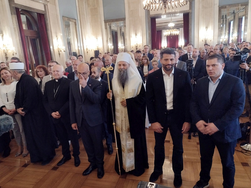 БЕОГРАД, 13. ЈУНА /СРНА/ - Његова светост патријарх српски Порфирије и предсједник Привременог органа града Београда Александар Шапић данас су у градској Скупштини обавили обред ломљења славског колача поводом славе града - Спасовдана.