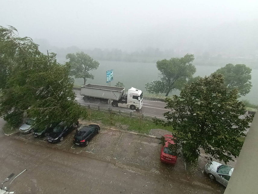 ЗВОРНИК, 13. ЈУНА /СРНА/ - У градском језгру Зворника данас су падали киша и град величине љешника ношени јаким вјетром, а у осталим дијеловима града само киша, али невријеме није причинило материјалну штету, речено је Срни у градској Служби цивилне заштите.