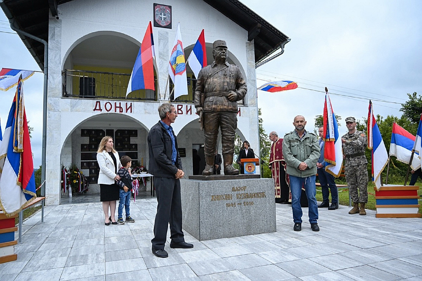 ПРЊАВОР, 13. ЈУНА /СРНА/ - У Доњим Вијачанима у општини Прњавор данас је откривена спомен - биста мајору Живојину – Жики Кузмановићу, некадашњем команданту Првог пјешадијског батаљона Лаке пјешадијске бригаде Прњавор.