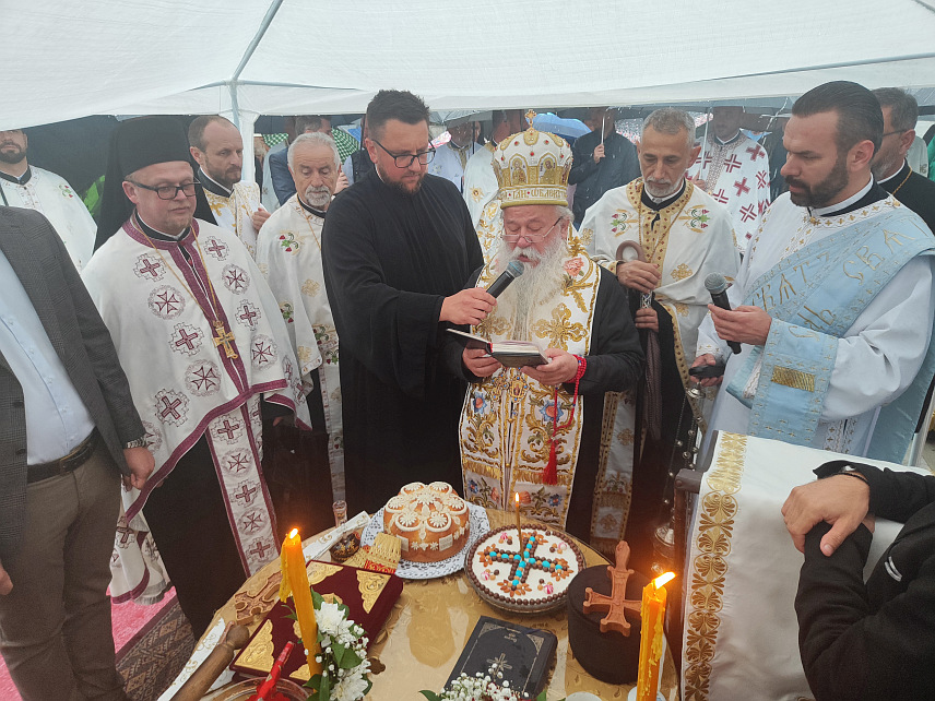 ИСТОЧНО НОВО САРАЈЕВО, 13. ЈУНА /СРНА/ - Његово високопреосвештенство митрополит дабробосански Хризостом обавио је обред ломљења славског колача и свим грађанима честитао Спасовдан на обиљежавању крсне славе општине Источно Ново Сарајево и Парохије лукавичке.