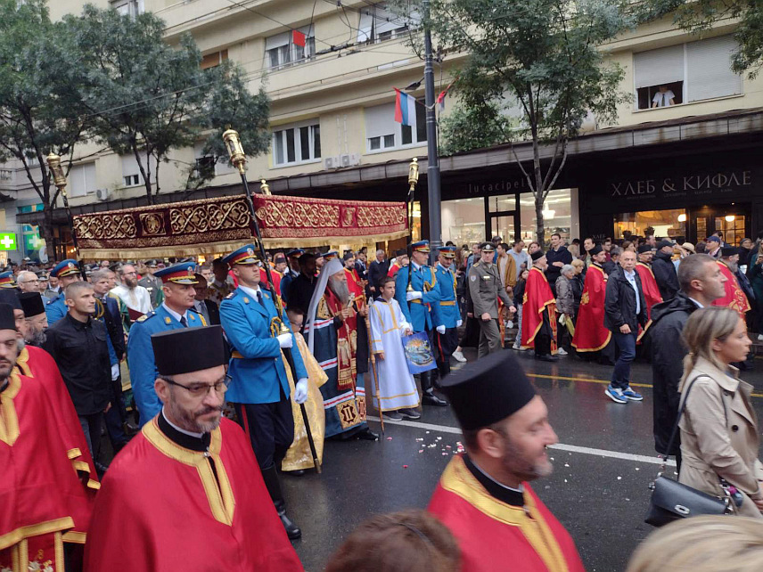 БЕОГРАД, 13. ЈУНА /СРНА/ - Велика славска литија поводом славе града Београда - Спасовдана кренула је испред Вазнесењске цркве предвођена највишим великодостојницима Српске православне цркве /СПЦ/ на челу са Његовом светости патријархом српским Порфиријем,часни крст на челу литије носи Николај Станић из Дервенте, најбољи ученик Богословије Светог Саве у Београду.