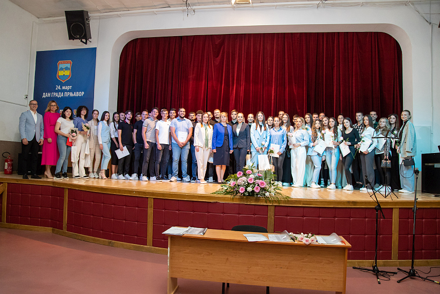 ПРЊАВОР, 13. ЈУНА /СРНА/ - У Прњавору је вечерас уприличена подјела диплома за 50 матураната прњаворске Гимназије о завршеном средњошколском образовању.