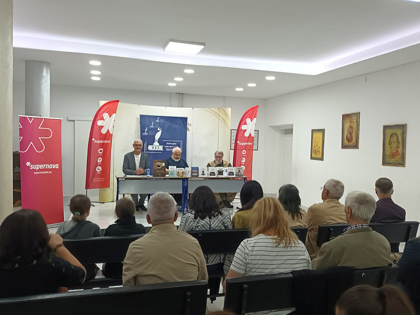 ЗВОРНИК, 13. ЈУНА /СРНА/ - Изложбом "Артиквитети" и књижевном вечери Душана Поп Ђурђева, књижевника и дугогодишњег директора Змајевих дечијих игара, у Зворнику је настављен Међународни фестивал хумора и сатире "Крива Дрина".