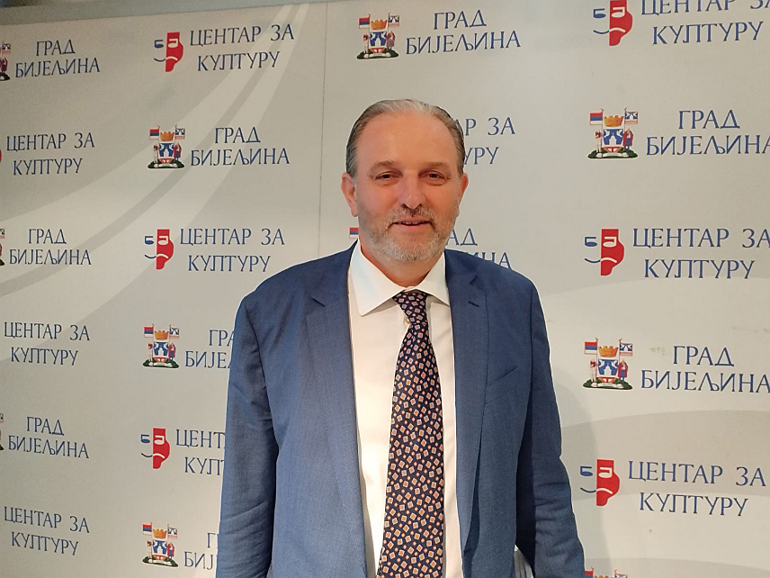 БИЈЕЉИНА, 13. ЈУНА /СРНА/ - Адвокат из Ниша Срђан Алексић на промоцији своје књиге "Пројектили правде".