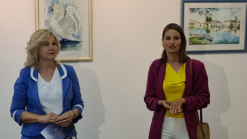 ДОБОЈ, 13. JУНА /СРНА/ - Ликовна изложба радова "Херцеговина у акварелу" аутора Бранке Анђелић Вулић отворена је вечерас у Добоју.