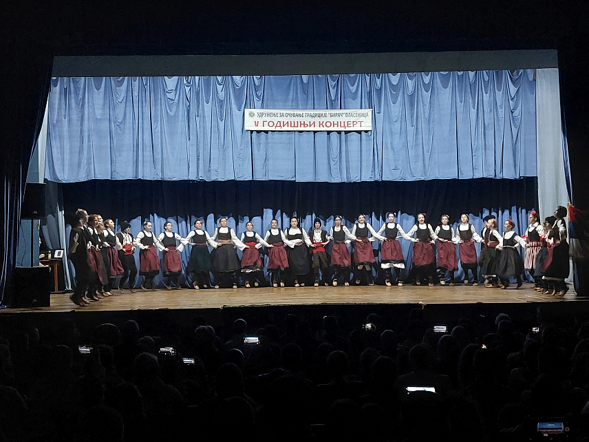 ВЛАСЕНИЦА, 13. ЈУНА /СРНА/ - Удружење за очување традиције "Бирач" из Власенице вечерас је у Дому културе одржало традиционални годишњи концерт на којем су представили пет кореографија уз учешће 100 играча.