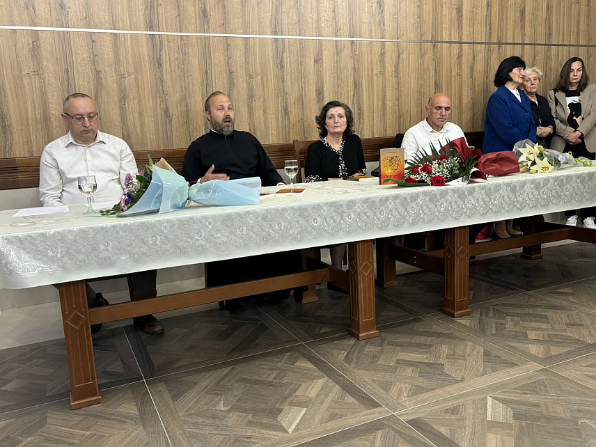 ПРИЈЕДОР, 13. ЈУНА / СРНА/ - У парохијском центру у порти Цркве Свете Тројице у Приједору вечерас је промосиван духовно-љубавни роман "Сунце у срцу" аутора Татјана Остојић.