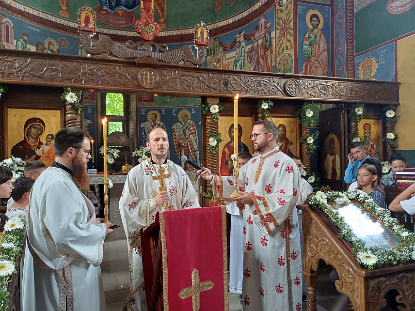 НЕВЕСИЊЕ, 13. ЈУНА /СРНА/ - Општина Невесиње и Саборни храм Вазнесења Господњег прослављају данас крсну славу Спасовдан, а Свету архијерејску литургију тим поводом служи Његово преосвештенство владика захумско-херцеговачки и приморски Димитрије.