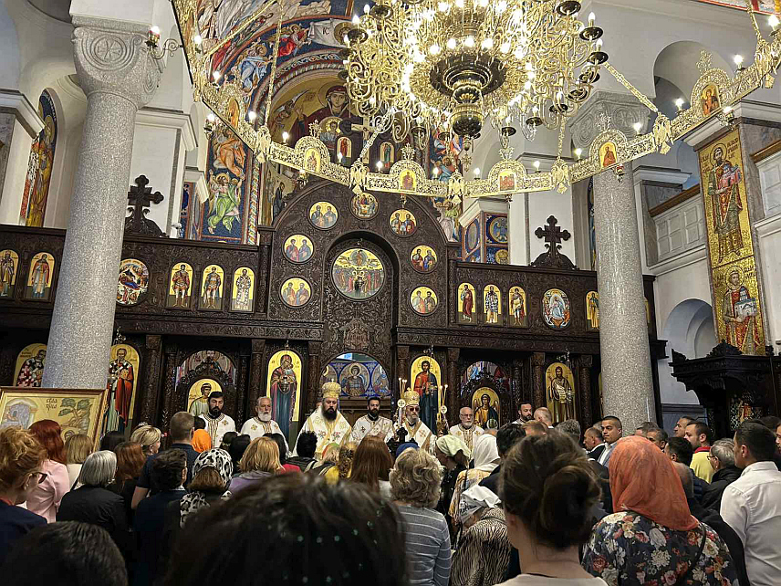 БАЊАЛУКА, 13. ЈУНА /СРНА/ - Служењем Свете архијерејске литургије у Храму Христа Спаситеља у Бањалуци данас је почело обиљежавање славе града - Спасовдaнa, као и славе овог храма.