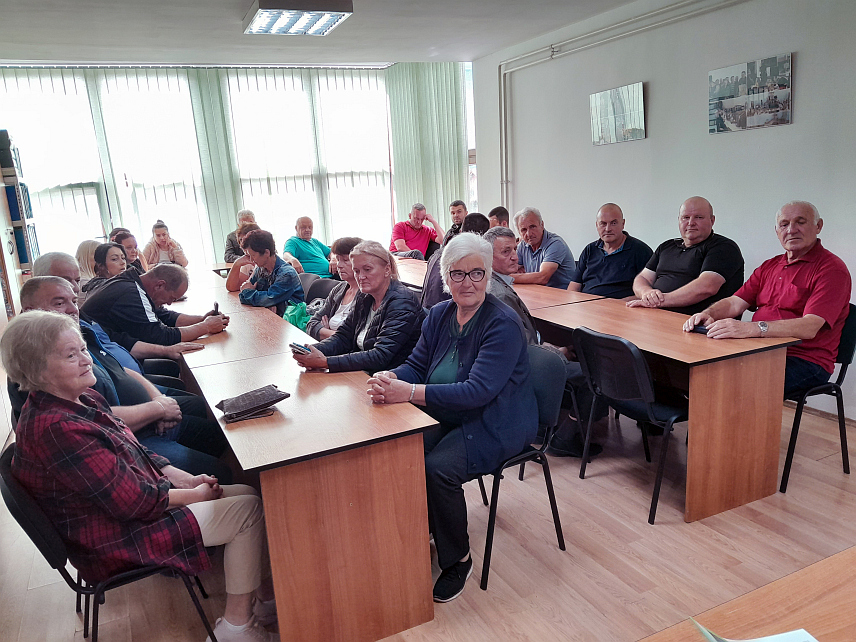 МРКОЊИЋ ГРАД, 14. ЈУНА /СРНА/ - Начелник општине Мркоњић Град Драган Вођевић данас је потписао 51 уговор са пољопривредним произвођачима, као вид подршке за набавку сјеменског материјала, у укупном износу од 12.064 КМ.