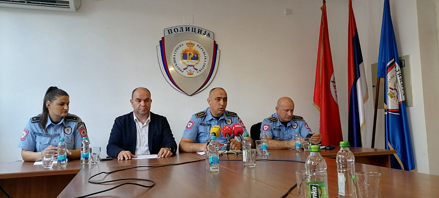 ДОБОЈ, 14. ЈУНА /СРНА/ - Начелник Сектора криминалистичке полиције ПУ Добој Драган Сушић, начелник Сектора полиције ПУ Добој Боро Зарић и замјеник начелника Полицијске управе Добој Предраг Лазић на конференцији за новинаре.