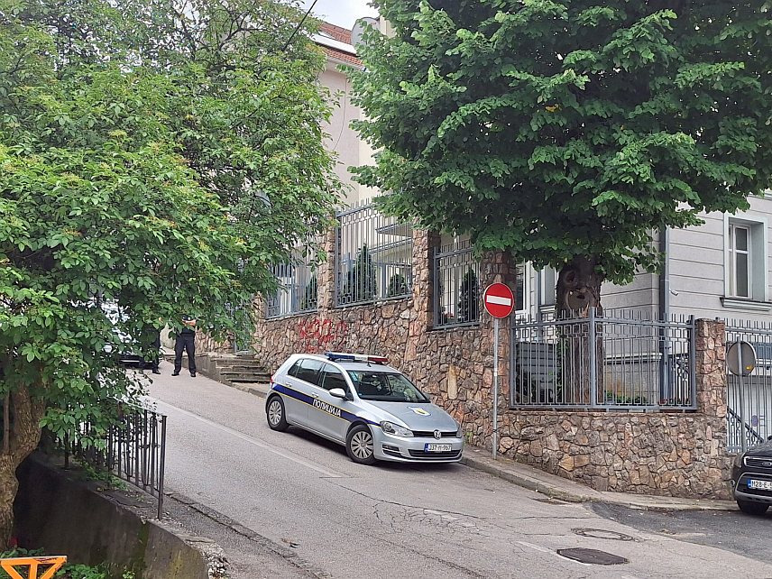 САРАЈЕВО, 14. ЈУНА /СРНА/ - Вандали су исписали наводни број жртава у Сребреници на оградама испред Амбасаде Мађарске у Сарајеву која је на гласању о резолуцији о Сребреници у Генералној скупштини УН била против, те испред Амбасаде Словачке која је била уздржана.