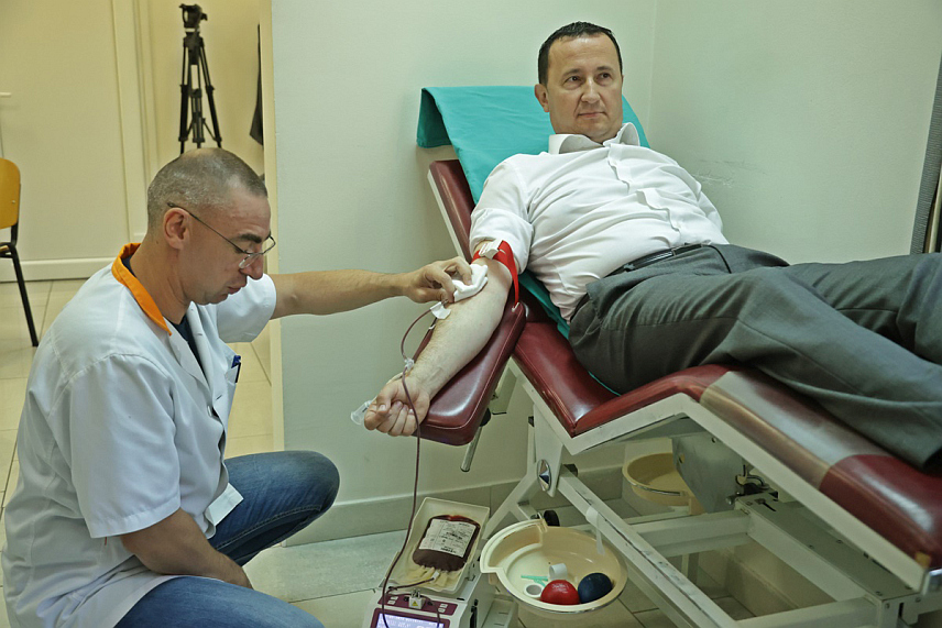 TРЕБИЊЕ, 14. ЈУНА /СРНА/ - У Требињу је данас акцијом добровољног давања крви у којој је учествовао и градоначелник Мирко Ћурић, као и пријемом за добровољне даваоце у Градској управи, обиљежен Међународни дан добровољног давалаштва крви.