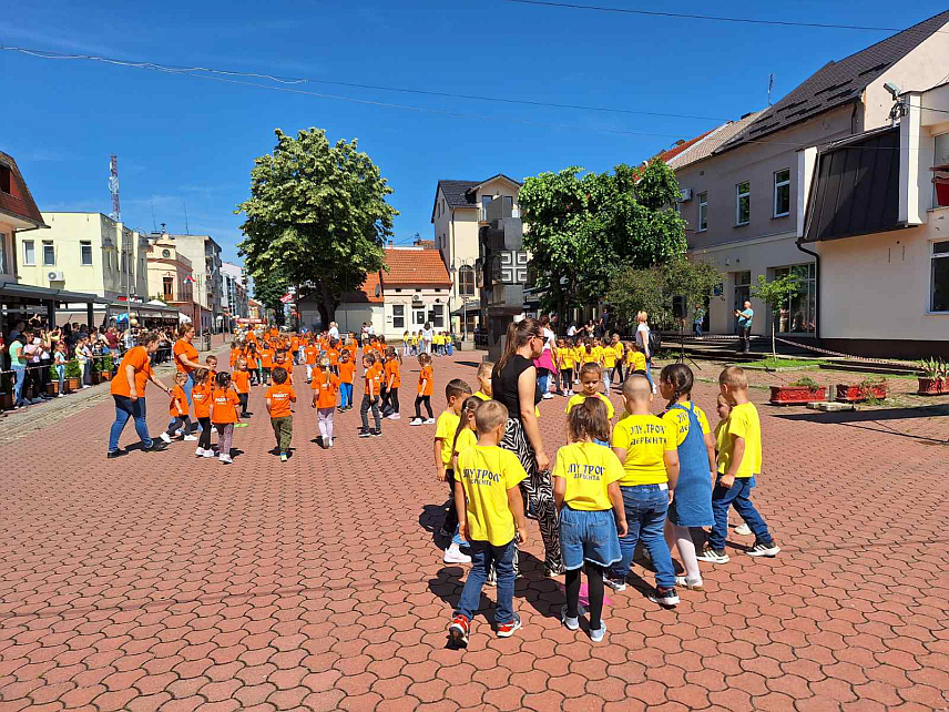 ШАМАЦ, 14. ЈУНА /СРНА/ - Око 200 малишана из дјечијих вртића из Шамца, Обудовца, Модриче и Дервенте украсило је данас градски трг у Шамцу и заплесало у оквиру пројекта "Растимо заједно уз плес", чији је циљ да их повеже и укључи у плесне активности.