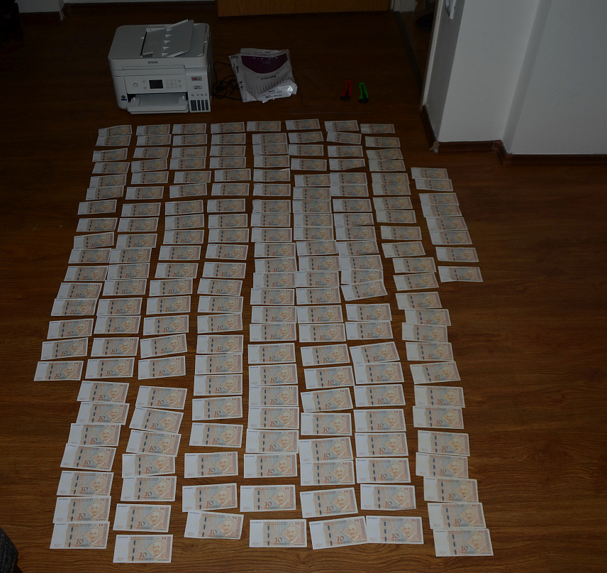 ПРИЈЕДОР, 14. ЈУНА / СРНА/ - Против лица А.Т. и Х.В. из Новог Града, биће достављен извјештај надлежном Тужилаштву БиХ за почињено кривично дјело кривотворење новца.