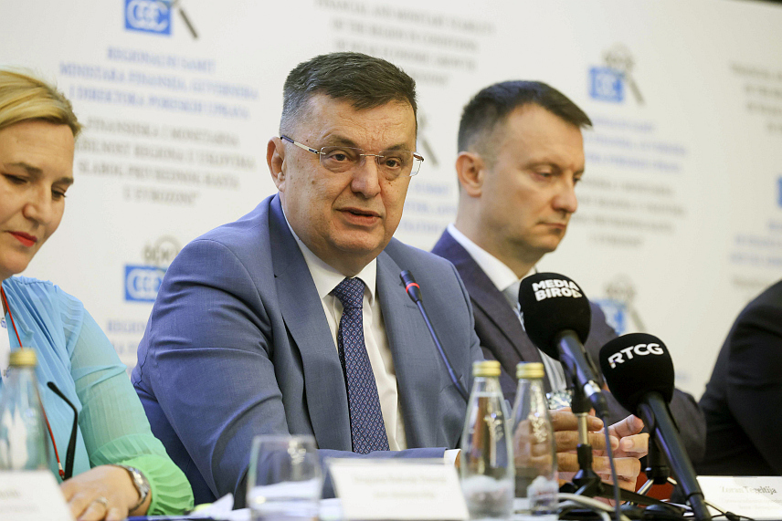 БЕЧИЋИ, 14. ЈУНА /СРНА/ - Директор Управе за индиректно опорезивање /УИО/ БиХ Зоран Tегелтија рекао је да се све пореске администрације у региону сусрећу са проблемима мањка средстава за модернизацију информационих система и старом структуром запослених.