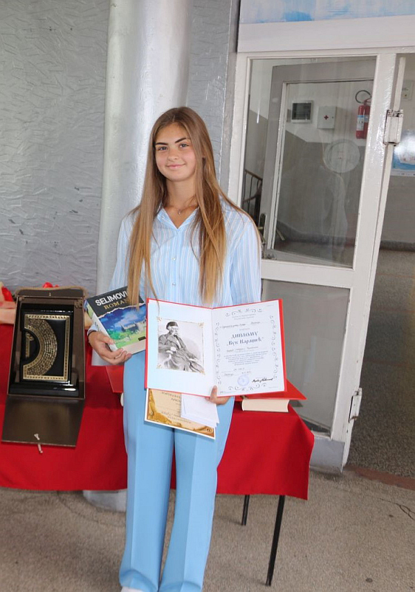 РОГАTИЦА, 15. ЈУНА /СРНА/ - Сениорски првак у бацању кугле и диска у Републици Српској Кристина Поповић проглашена је данас за ученика генерације у Средњошколском центру "27. јануар" у Рогатици у школској 2023/2024. години и добитником "Вукове дипломе".