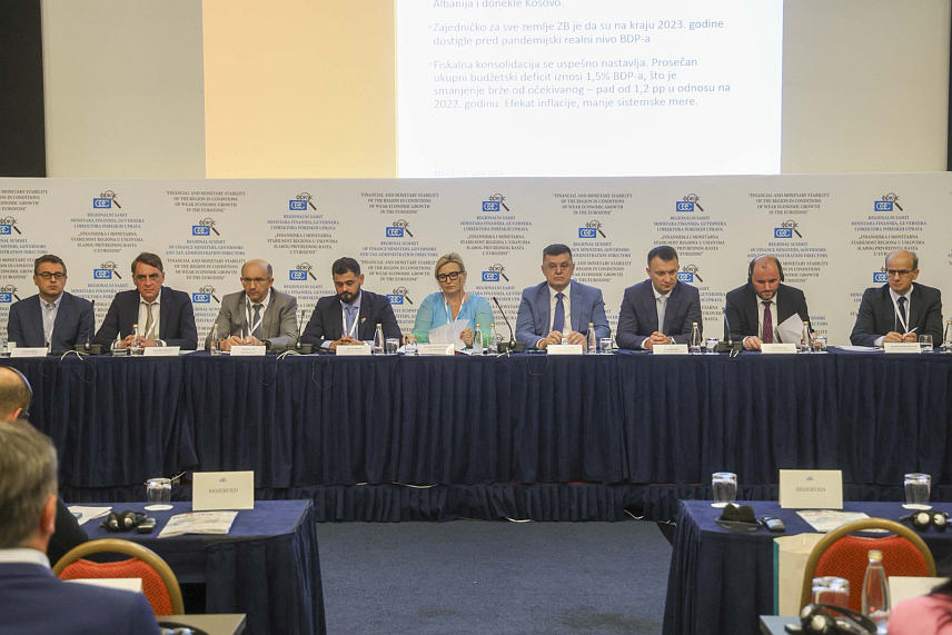 БАЊАЛУКА, 14. ЈУНА /СРНА/ - Директор Пореске управе Републике Српске Горан Маричић на Самиту министара финансија, гувернера и директора пореских управа земаља региона, који се у организацији Савеза економиста Србије и под покровитељством Министарства финансија, Централне банке и Пореске управе Црне Горе, одржава данас и сутра у Бечићима.