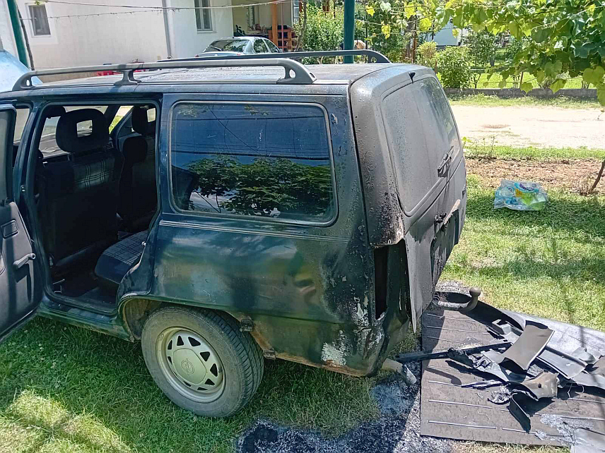 МОСТАР, 14. ЈУНА /СРНА/ - Драги Рупару, српском повратнику у мостарско насеље Ходбина, ноћас је испред породичне куће запаљен аутомобил.