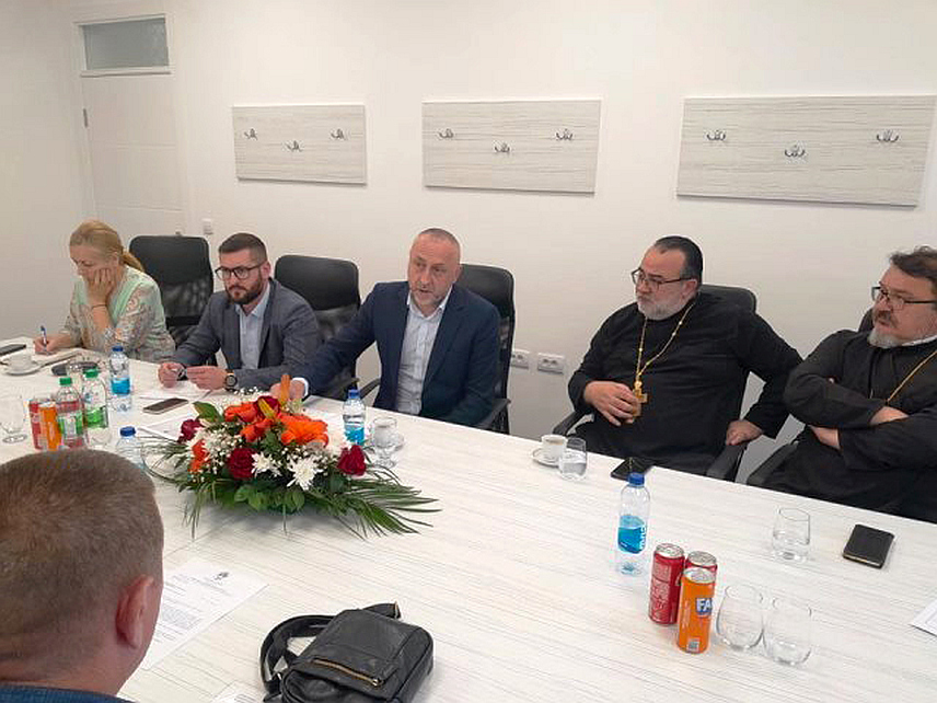 БРАТУНАЦ, 14. ЈУНА /СРНА/ - Министар рада и борачко-инвалидске заштите Републике Српске Данијел Егић састао се данас у Братунцу са руководиоцима ове општине, представницима Српске православне цркве и организација проистеклих из Одбрамбено-отаџбинског рата.