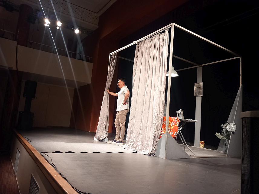 TРЕБИЊЕ, 14. ЈУНА /СРНА/ - У Tребињу је вечерас монодрамом "Идем путем па загрлим дрво" у извођењу глумца Андрије Милошевића отворен први Међународни фестивал посвећен медијима, на којем ће учествовати педесетак представника медија из региона како би указали на проблеме у ери технолошког бума друштвених мрежа, дигиталних платформи и нових медијских алата.