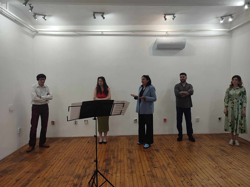 НОВИ ГРАД, 14. ЈУНА /СРНА/ - У Новом Граду вечерас је отворена изложба умјетничких дјела "Врући рај" академског сликара Рудија Бенетика из Аустрије.