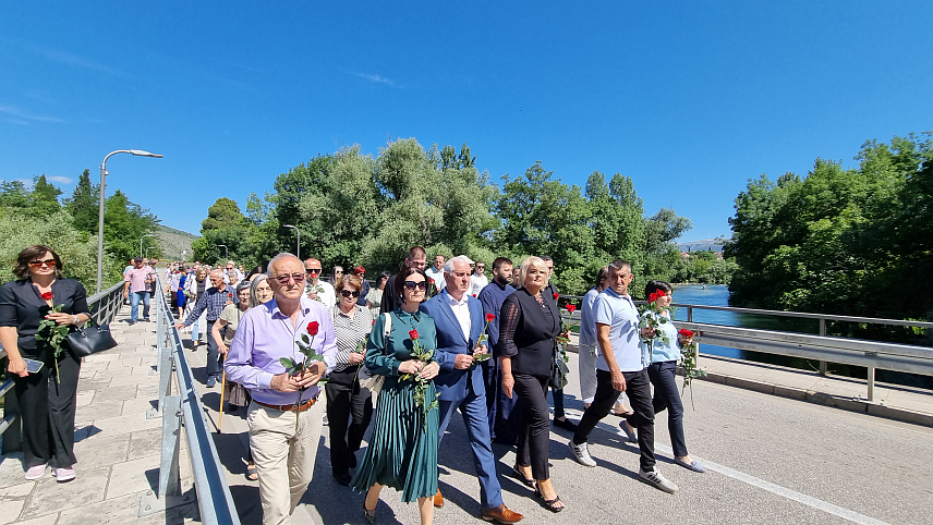 МОСТАР, 15. ЈУНА /СРНА/ - Поменом у Саборној цркви Свете Тројице у Мостару и бацањем цвијећа у ријеку Буну данас су обиљежене 32 година од егзодуса српског народа из Мостара и долине Неретве када је страдало 431 лице, а више од 30.000 људи напустило огњишта, док се за 81 лицем и даље трага.