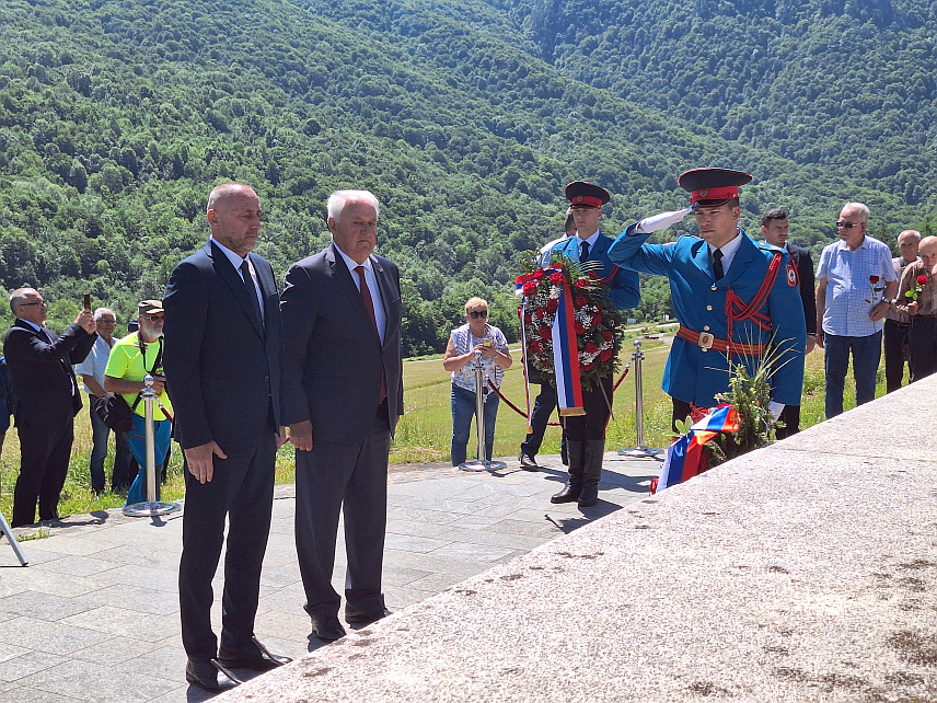 ТЈЕНТИШТЕ, 15. ЈУНА /СРНА/ - Министар рада и борачко-инвалидске заштите Републике Српске Данијел Егић и изасланик српског члана Предсједништва БиХ Бошко Томић на Тјентишту гдје су присуствовали обиљежавању 81 година од битке на Сутјесци.
