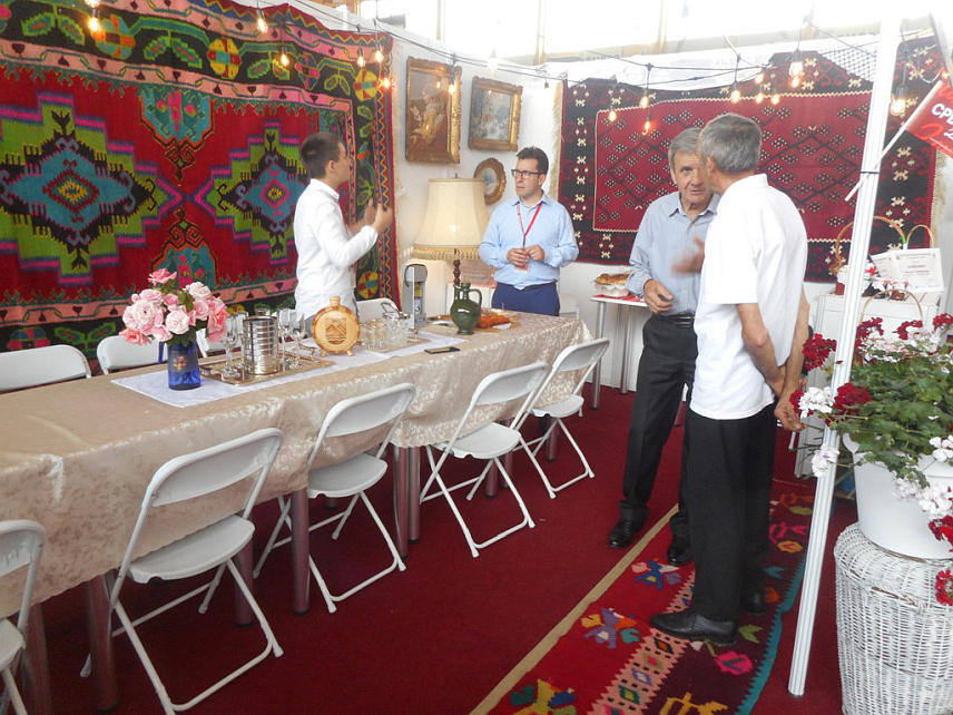 БРАТУНАЦ, 15. ЈУНА /СРНА/ - У Братунцу је завршен дводневни Међународни сајам пољопривреде, привреде и туризма "Дани малине 2024", а као најљепше уређен проглашен је штанд Расадник "Нешковић" и награђено је породично газдинство Нешковића из братуначког села Побрђе, које има традицију од 106 година бављења баштованством, производњом поврћа, бостана, расада и цвијећа.