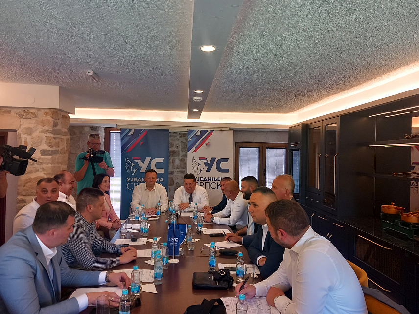 ТРЕБИЊЕ, 15. ЈУНА /СРНА/ - Предсједник Уједињене Српске Ненад Стевандић присуствовао је сједници Предсједништва странке у Требињу.