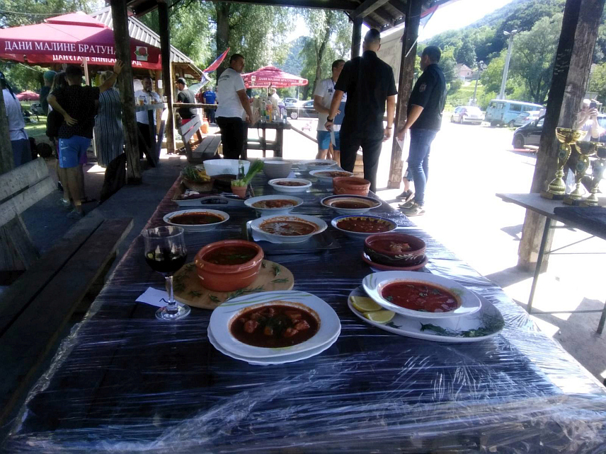 БРАТУНАЦ, 15. ЈУНА /СРНА/ - Четврта гастро манифестација "Златни котлић Подриња" на Рајској плажи код Братунца окупила је 21 екипу, односно седам више него лани, са више од 220 чланова.