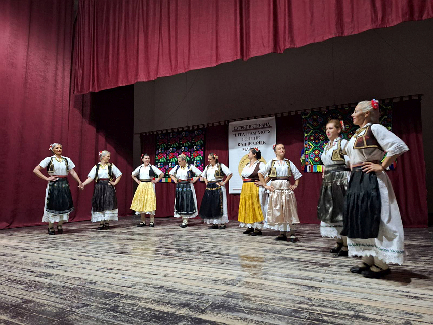 ШАМАЦ, 15. ЈУНА /СРНА/ - Тромјесечна манифестација "Шамачко љето" почела је данас у Шамцу сусретима "Шта нам могу године кад је срце младо".